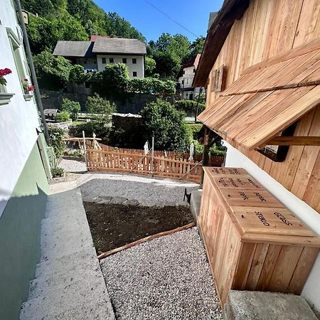 Bajta Kroparica Buitenkant foto