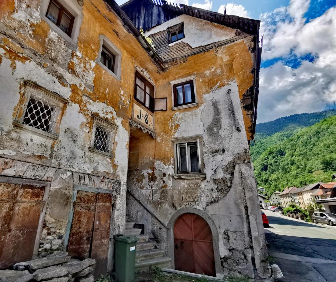 Bajta Kroparica Buitenkant foto