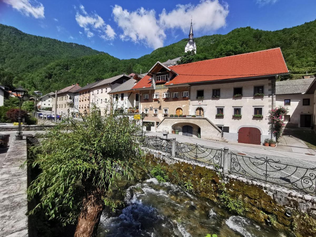 Bajta Kroparica Buitenkant foto