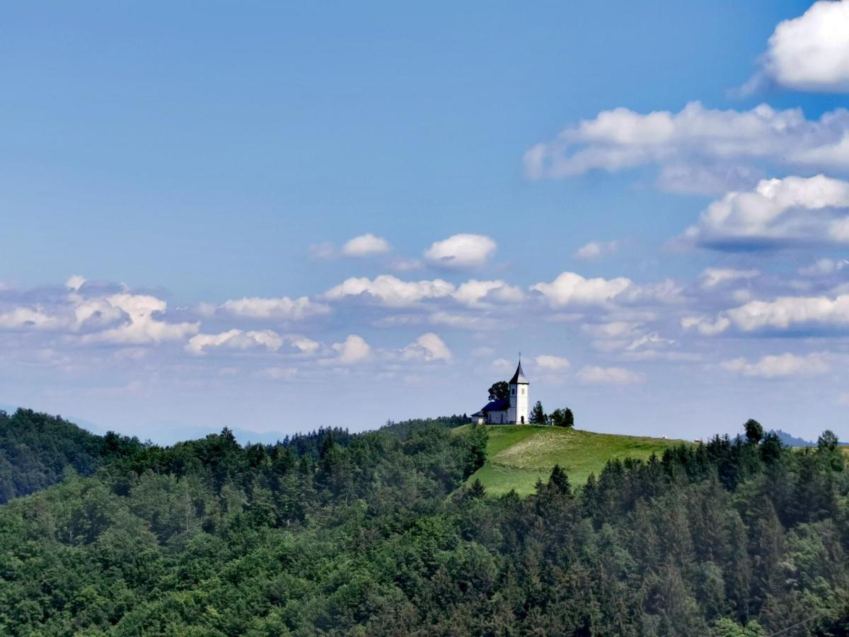 Bajta Kroparica Buitenkant foto