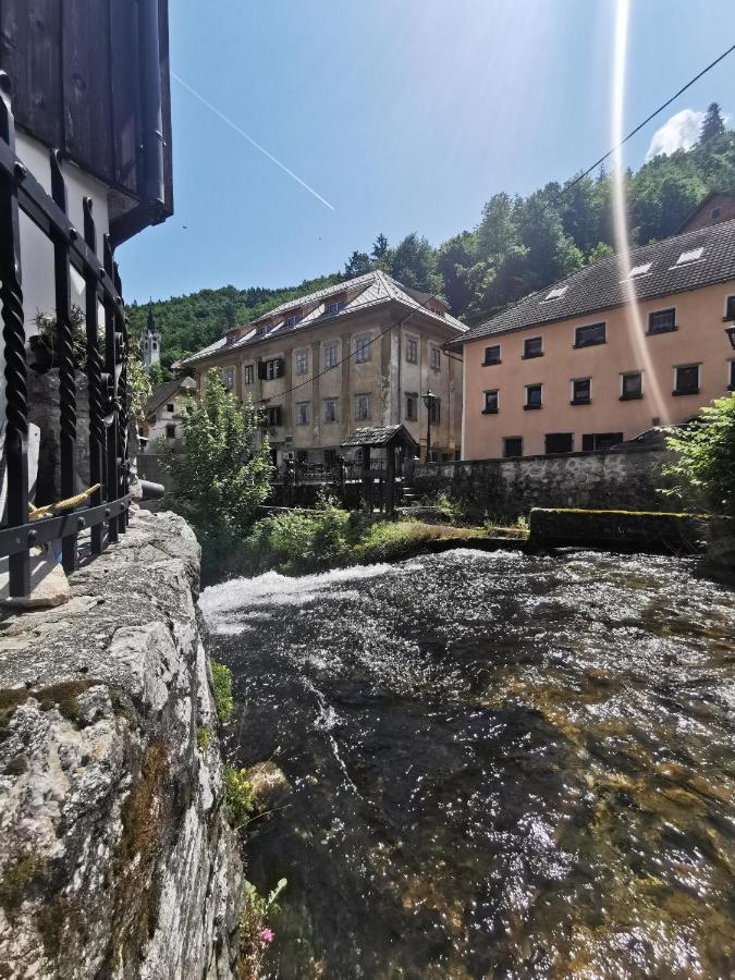 Bajta Kroparica Buitenkant foto