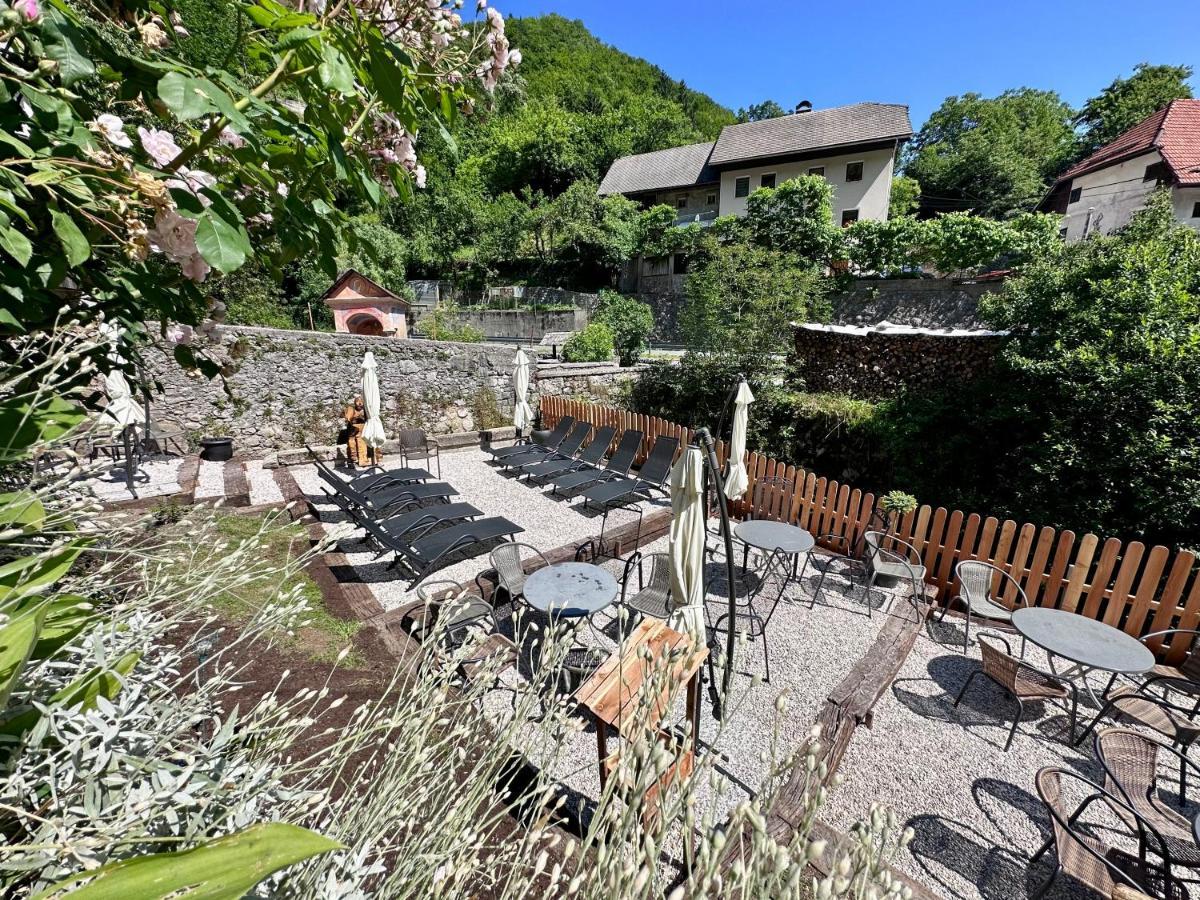 Bajta Kroparica Buitenkant foto