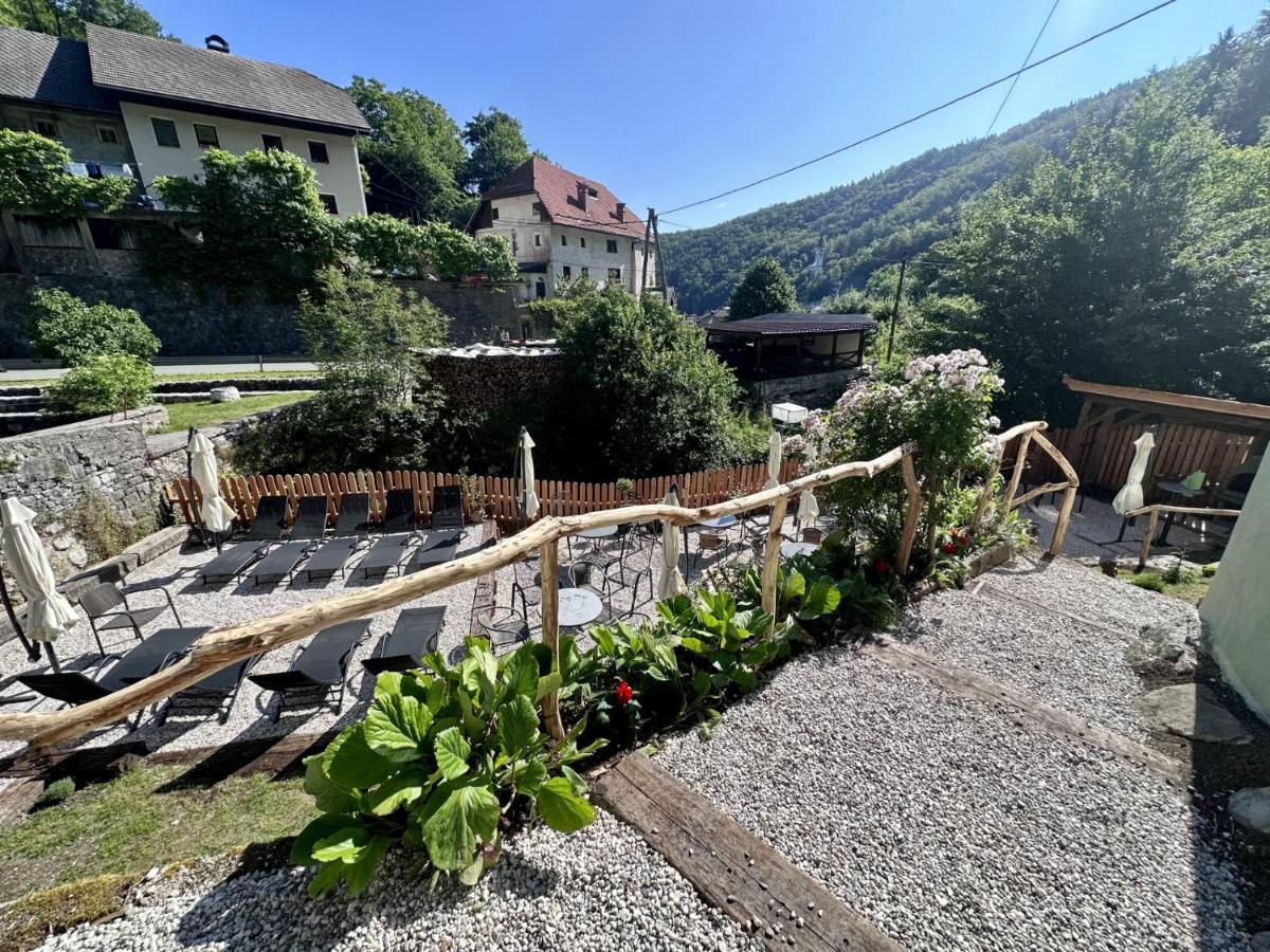 Bajta Kroparica Buitenkant foto