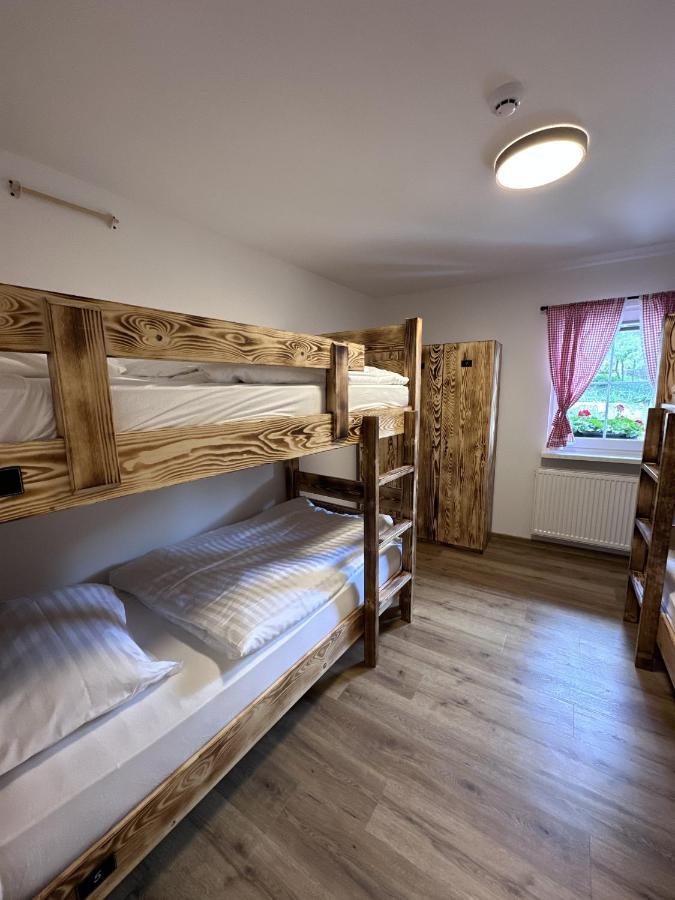 Bajta Kroparica Buitenkant foto