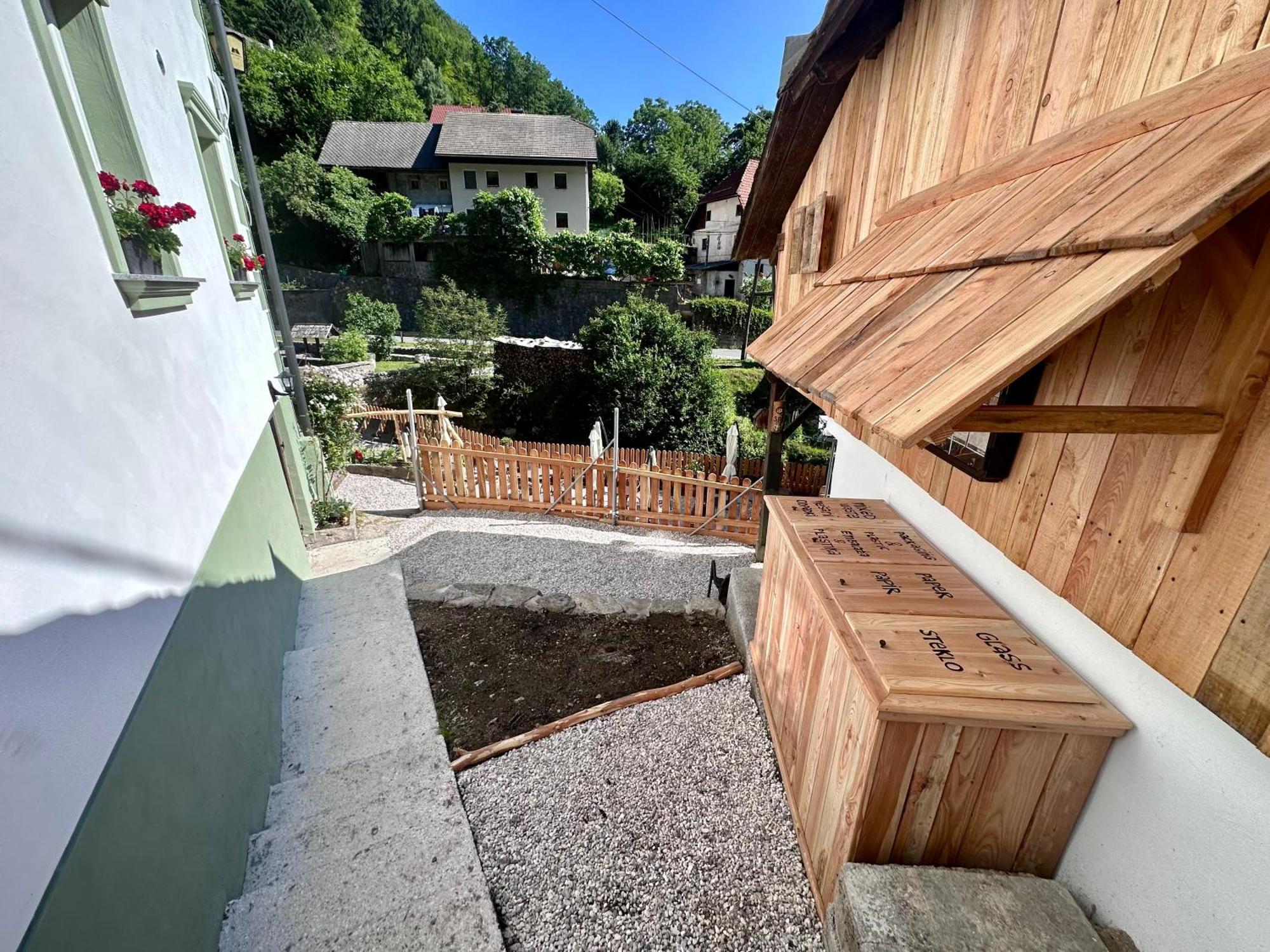 Bajta Kroparica Buitenkant foto