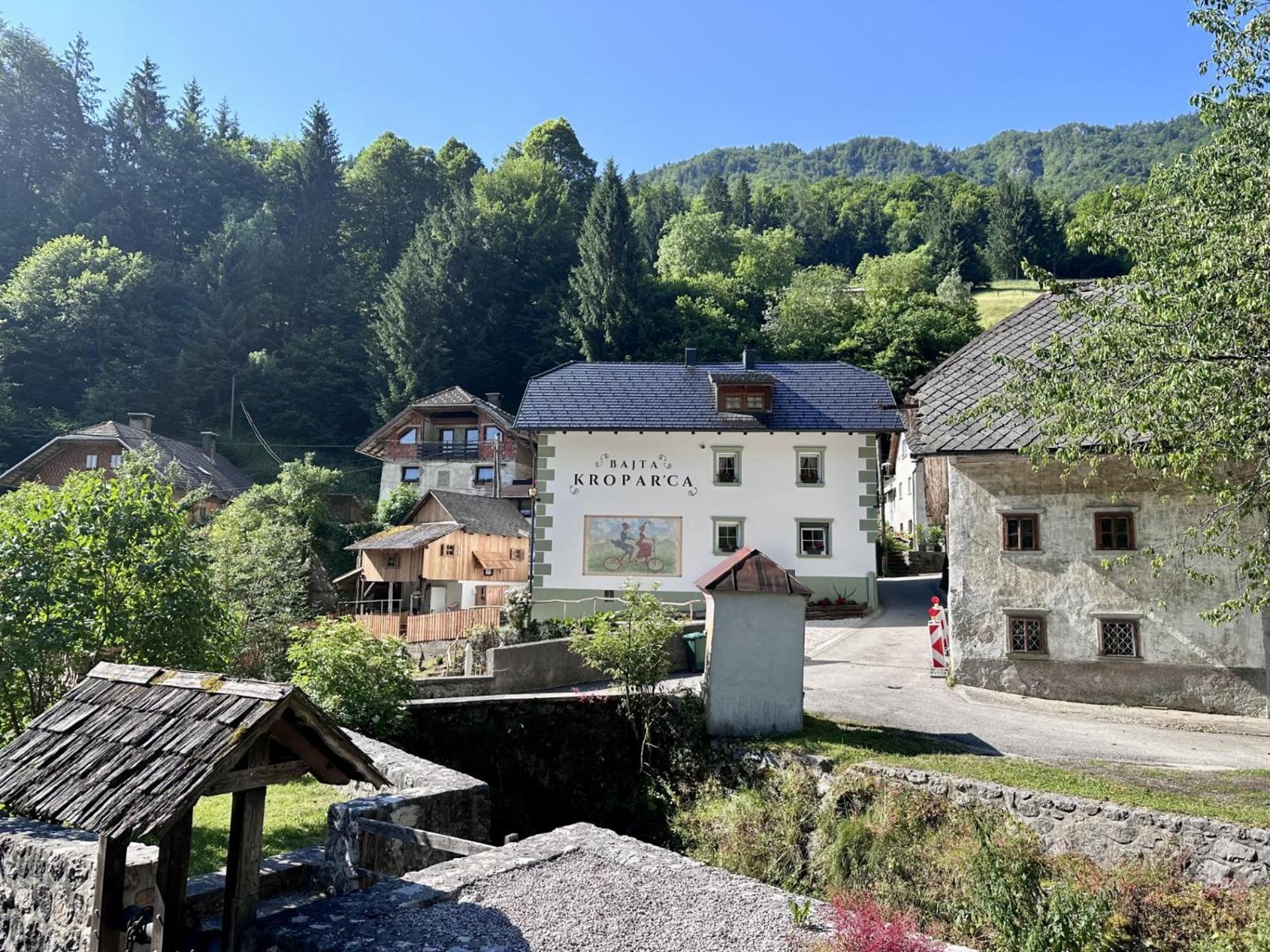 Bajta Kroparica Buitenkant foto