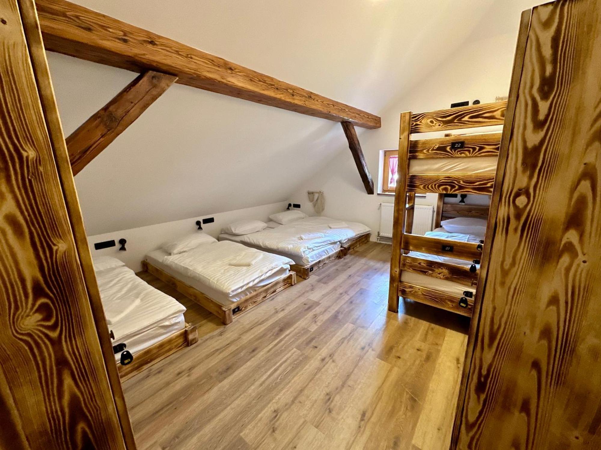 Bajta Kroparica Buitenkant foto