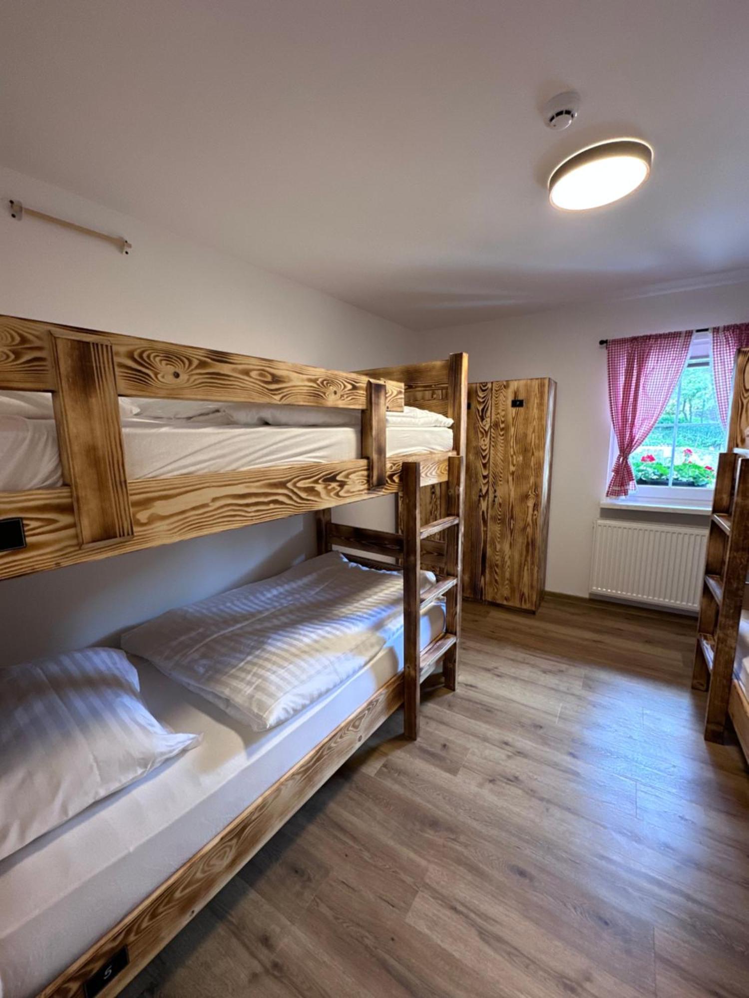 Bajta Kroparica Buitenkant foto