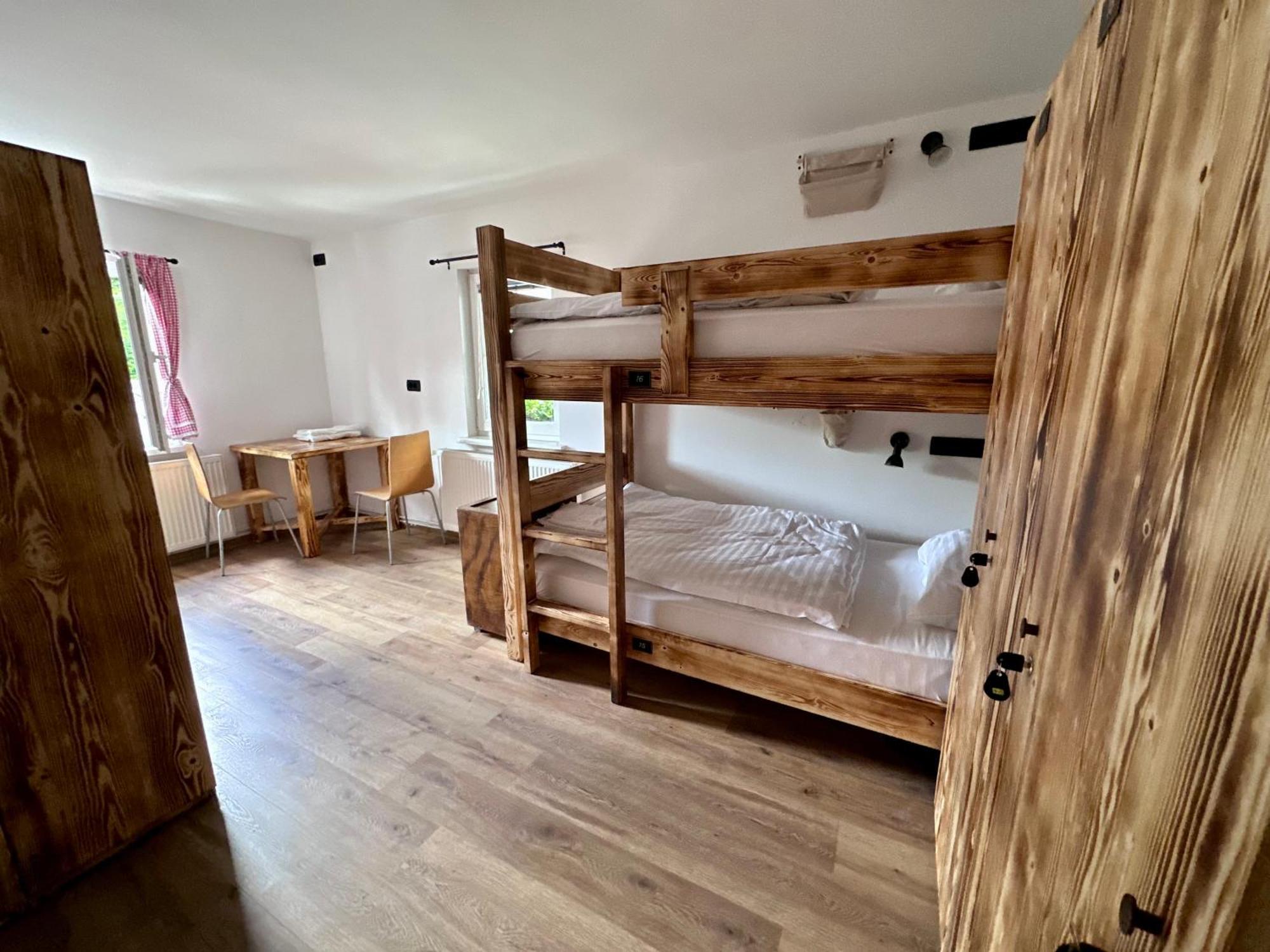 Bajta Kroparica Buitenkant foto