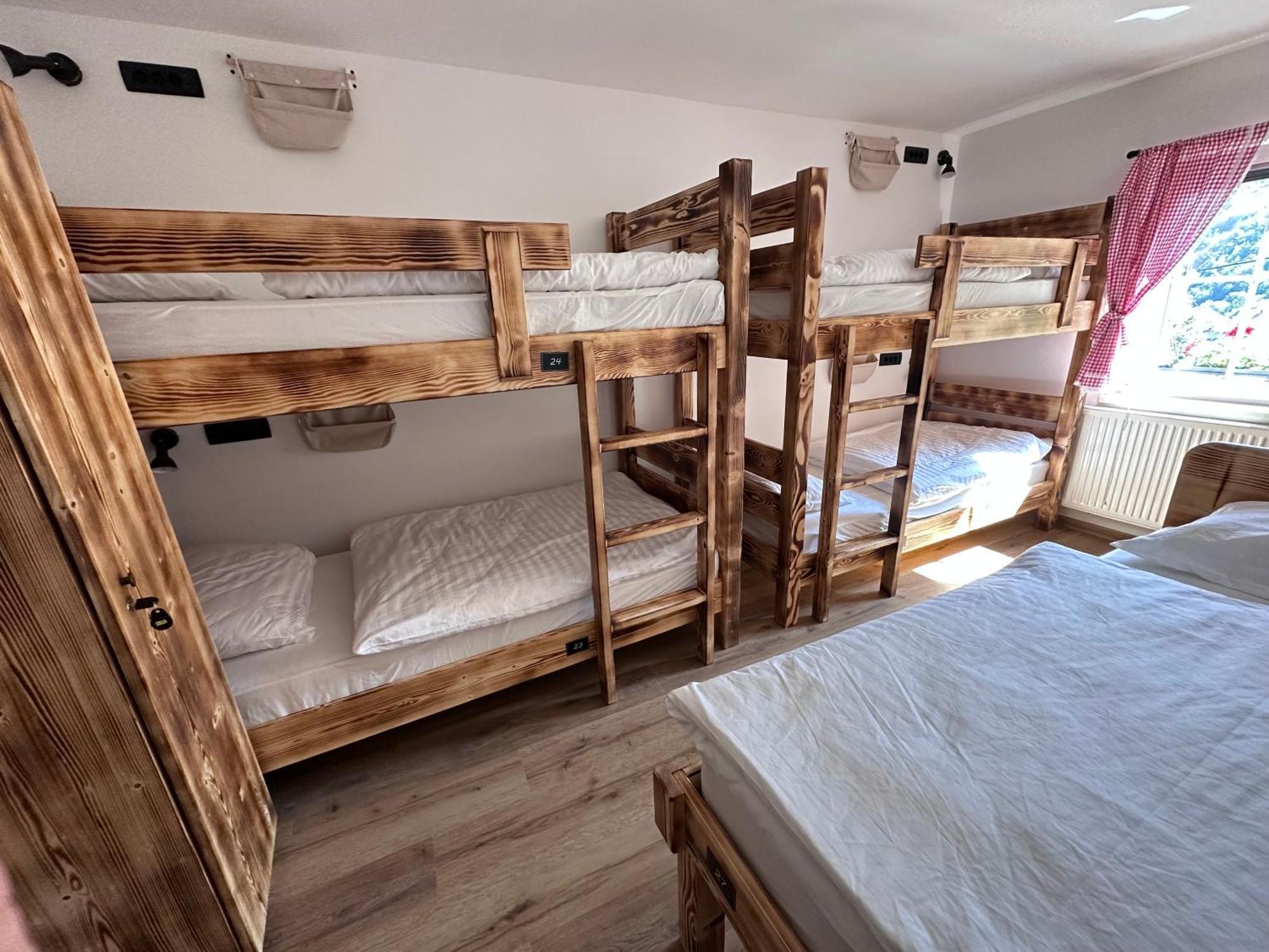 Bajta Kroparica Buitenkant foto