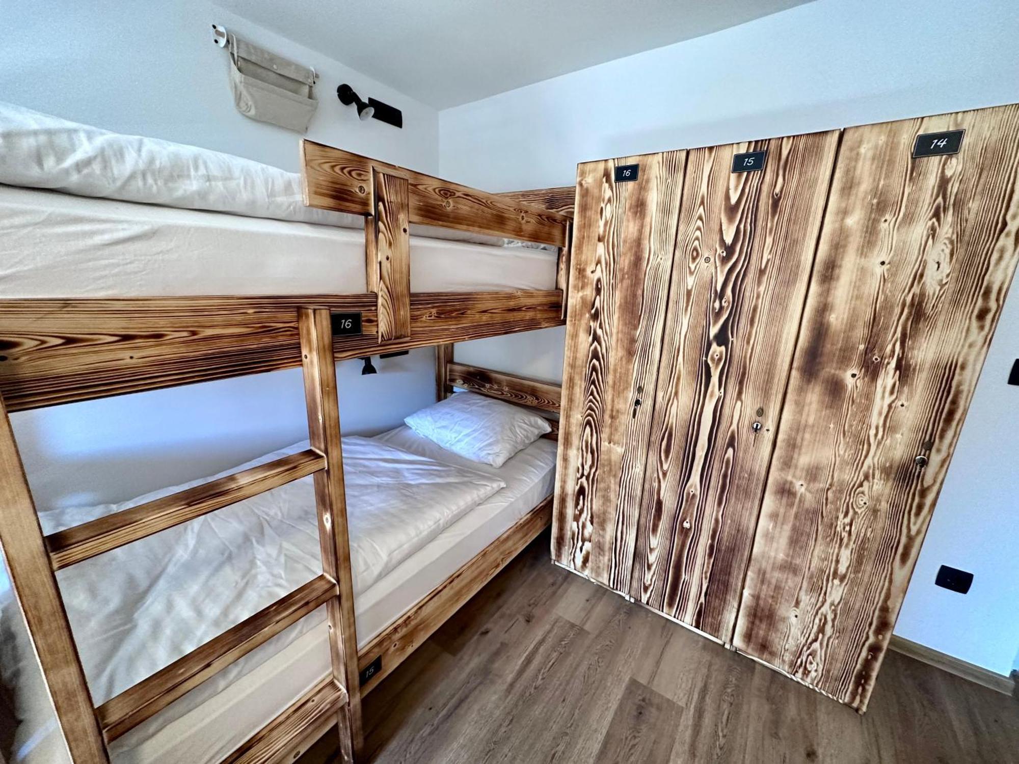 Bajta Kroparica Buitenkant foto